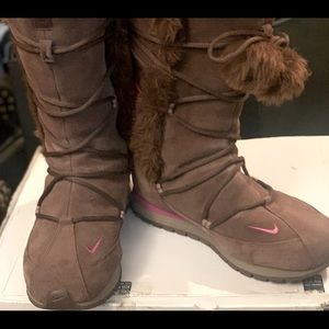 Woman’s sz 7 Nike Boots
